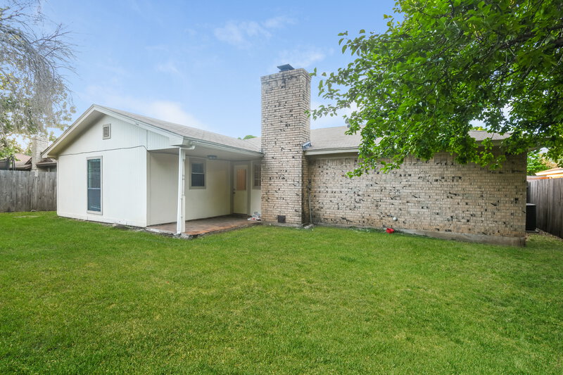 0/Mo, 2705 Amber Dr S Fort Worth, TX 76133 Rear View