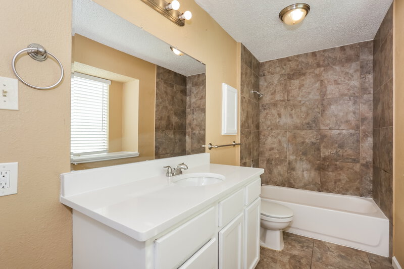 1,750/Mo, 3309 Galemeadow Dr Fort Worth, TX 76123 Main Bathroom View