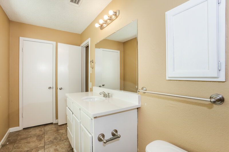 1,750/Mo, 3309 Galemeadow Dr Fort Worth, TX 76123 Main Bathroom View 2