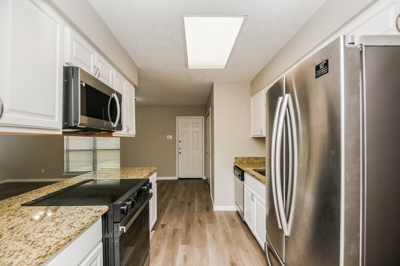 2,005/Mo, 7320 Lea Pl Fort Worth, TX 76140 Kitchen View 2
