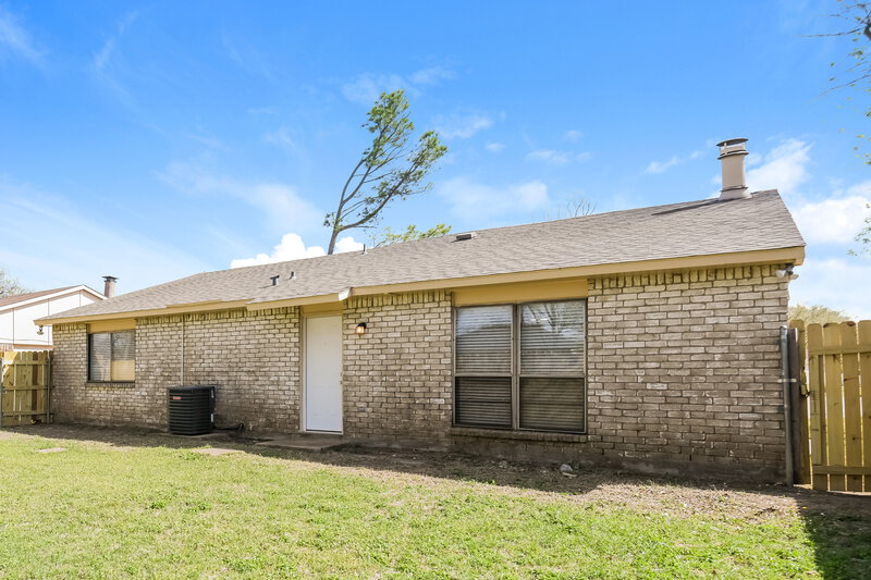2,005/Mo, 7320 Lea Pl Fort Worth, TX 76140 Rear View