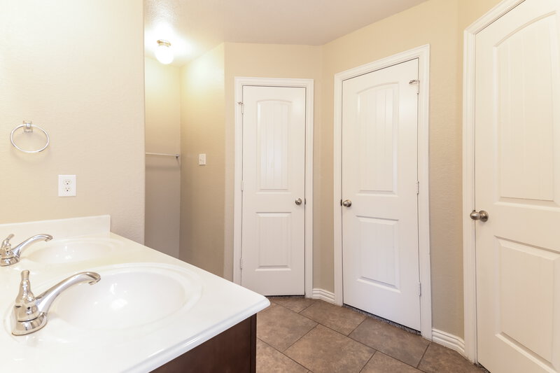 1,940/Mo, 7645 Hollow Point Dr Fort Worth, TX 76123 Main Bathroom View