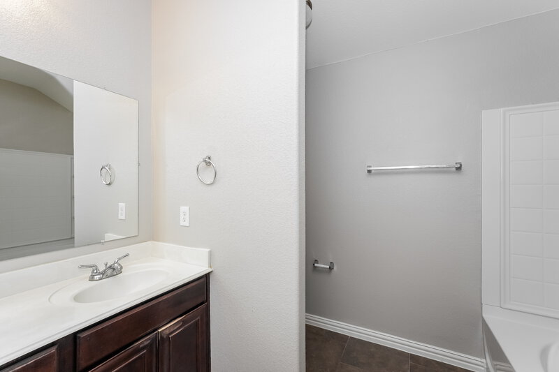 2,135/Mo, 7653 Rainbow Creek Dr Fort Worth, TX 76123 Main Bathroom View