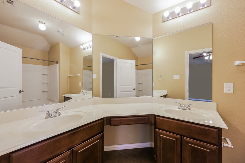 1,975/Mo, 7681 Hollow Point Dr Fort Worth, TX 76123 Main Bathroom View