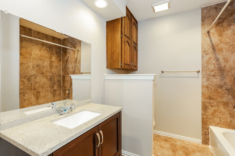 2,125/Mo, 223 N Willow St Mansfield, TX 76063 Bathroom View