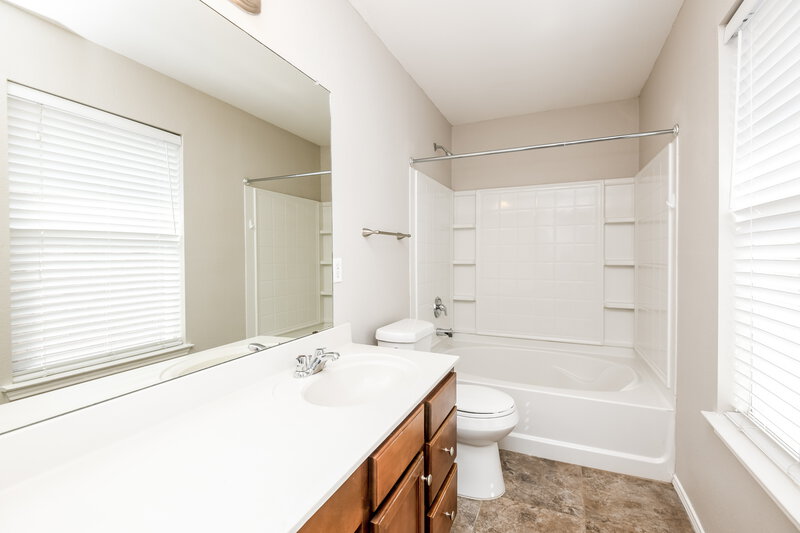 1,995/Mo, 8320 Autumn Creek Trail Fort Worth, TX 76134 Main Bathroom View