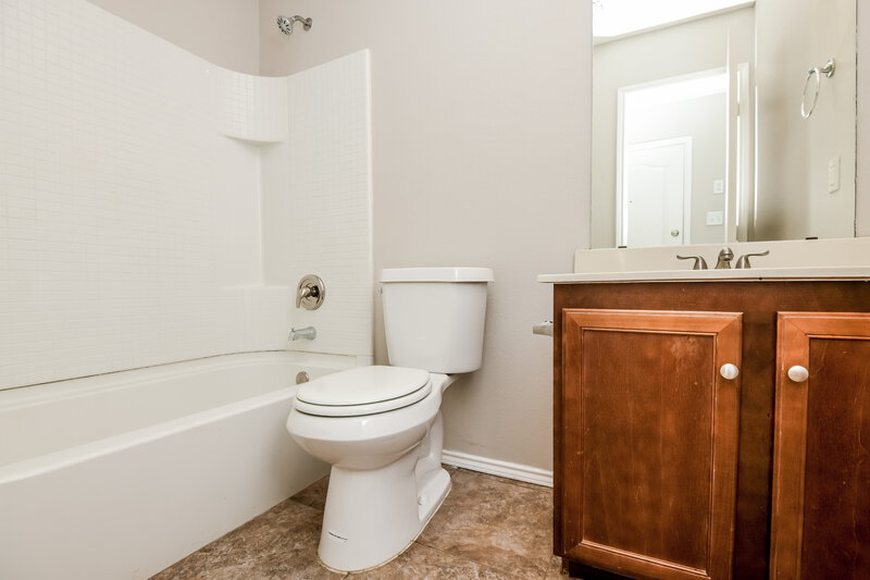1,995/Mo, 8320 Autumn Creek Trail Fort Worth, TX 76134 Bathroom View