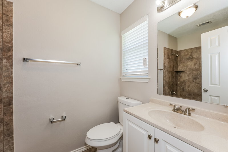 2,240/Mo, 611 Stell Ave Mansfield, TX 76063 Main Bathroom View