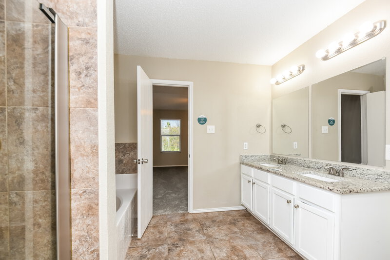 2,320/Mo, 5349 Royal Birkdale Dr Fort Worth, TX 76135 Main Bathroom View