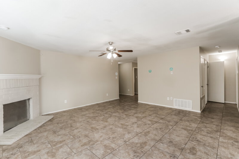 2,070/Mo, 7734 Kirkland Ct Dallas, TX 75237 Living Room View 4