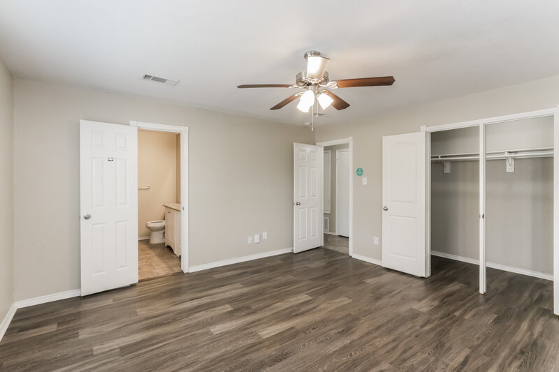 2,070/Mo, 7734 Kirkland Ct Dallas, TX 75237 Main Bedroom View