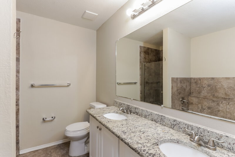 2,070/Mo, 7734 Kirkland Ct Dallas, TX 75237 Main Bathroom View