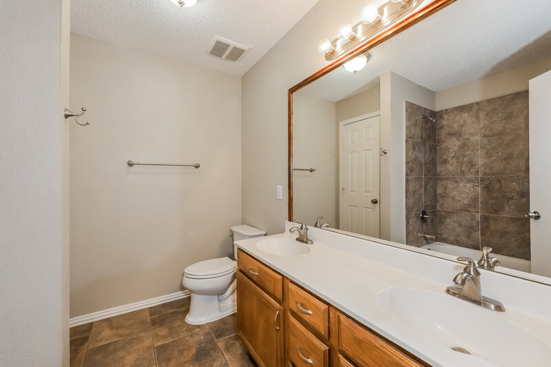 1,915/Mo, 8736 Eaglestone Way Keller, TX 76244 Main Bathroom View