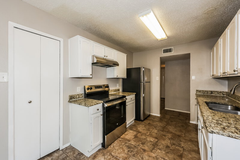 1,760/Mo, 1522 Sunset Ln Duncanville, TX 75137 Kitchen View 2