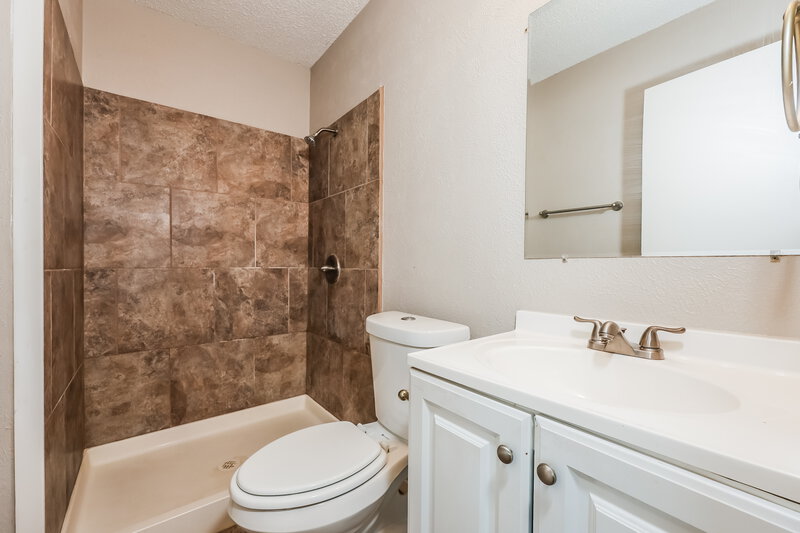 1,760/Mo, 1522 Sunset Ln Duncanville, TX 75137 Main Bathroom View