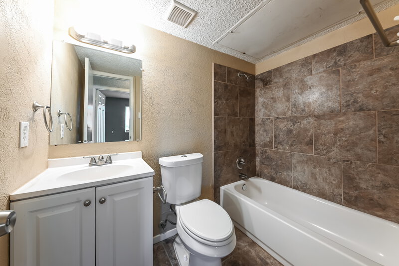 2,124/Mo, 1522 Sunset Ln Duncanville, TX 75137 Bathroom View