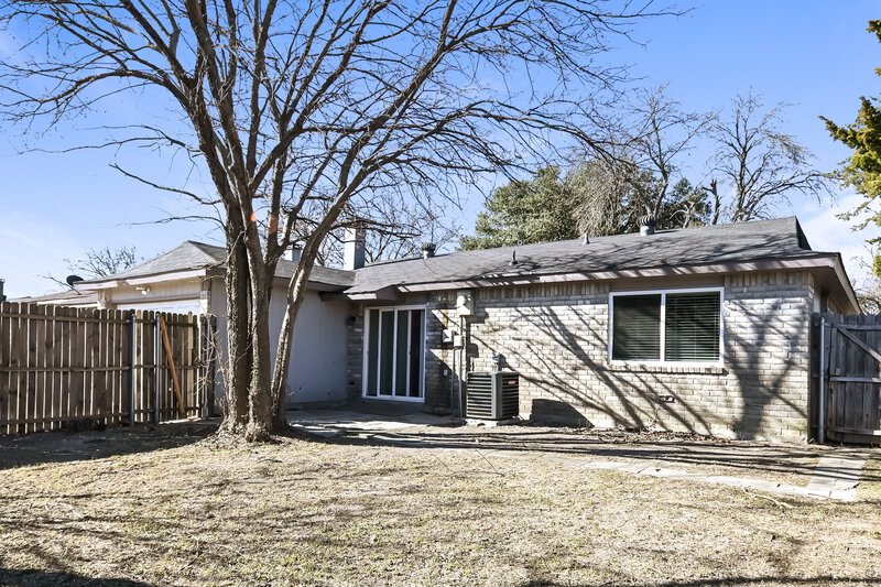 2,124/Mo, 1522 Sunset Ln Duncanville, TX 75137 Rear View