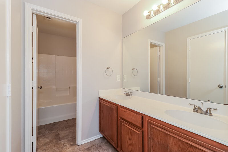 2,153/Mo, 5247 Tato Dr Dallas, TX 75211 Main Bathroom View