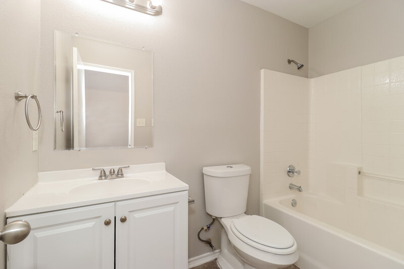 2,153/Mo, 5247 Tato Dr Dallas, TX 75211 Bathroom View