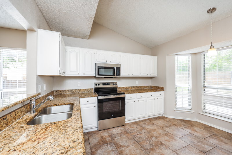 2,735/Mo, 928 Eagle Dr DeSoto, TX 75115 Kitchen View