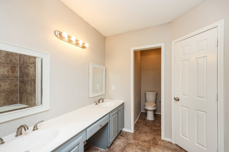 2,735/Mo, 928 Eagle Dr DeSoto, TX 75115 Main Bathroom View
