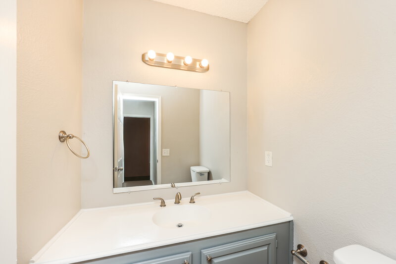 2,735/Mo, 928 Eagle Dr DeSoto, TX 75115 Main Bathroom View 2
