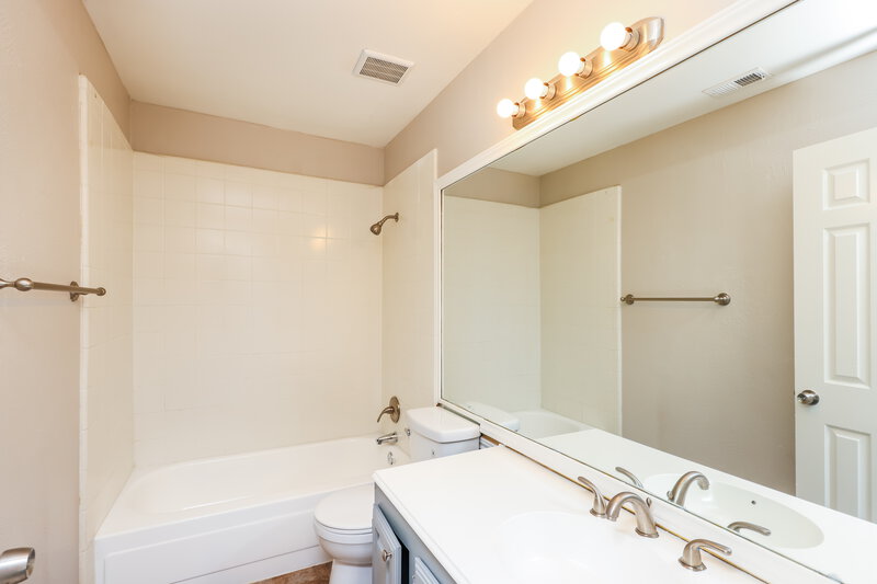 2,735/Mo, 928 Eagle Dr DeSoto, TX 75115 Bathroom View
