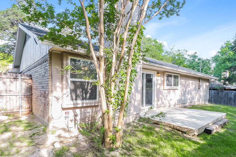 2,075/Mo, 1722 Cliffcrest Dr Duncanville, TX 75137 Rear View 2