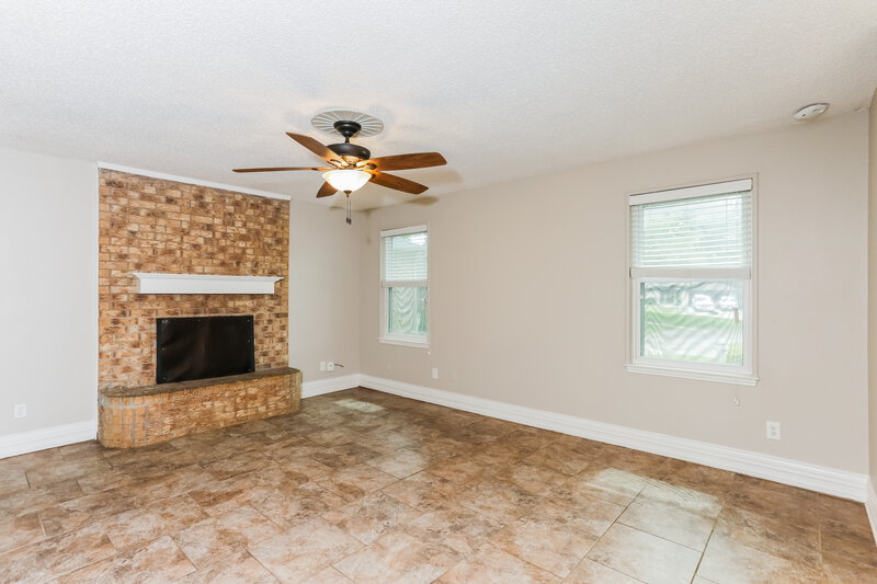 2,185/Mo, 5911 Cameron Dr Arlington, TX 76017 Living Room View 2