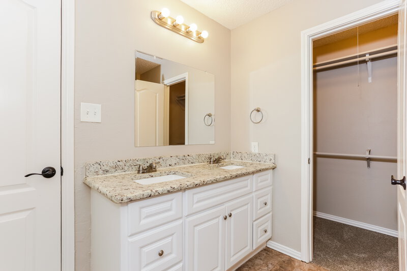 2,185/Mo, 5911 Cameron Dr Arlington, TX 76017 Main Bathroom View