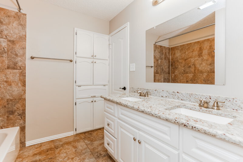 2,185/Mo, 5911 Cameron Dr Arlington, TX 76017 Main Bathroom View 2