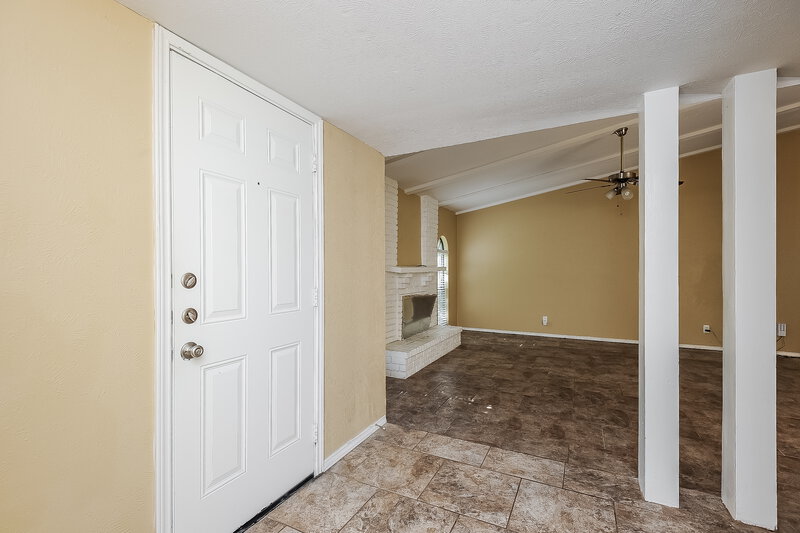 2,050/Mo, 7109 Forestview Dr Arlington, TX 76016 Foyer View
