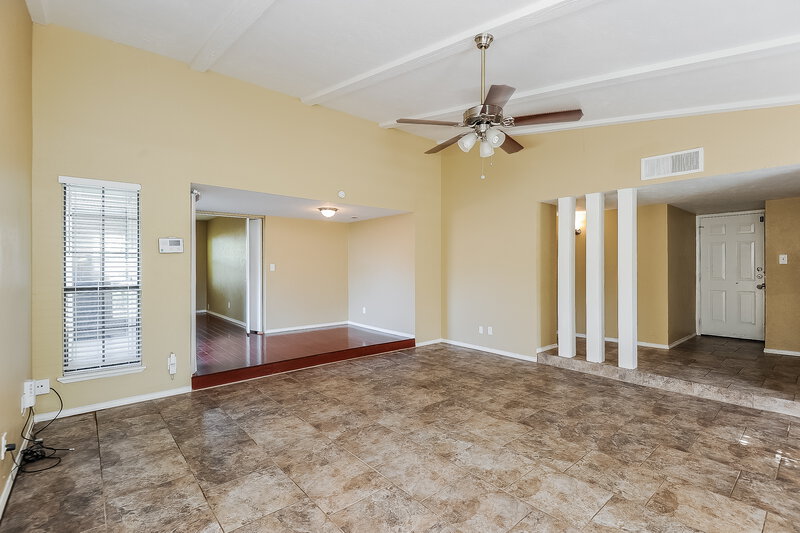 2,050/Mo, 7109 Forestview Dr Arlington, TX 76016 Living Room View 3