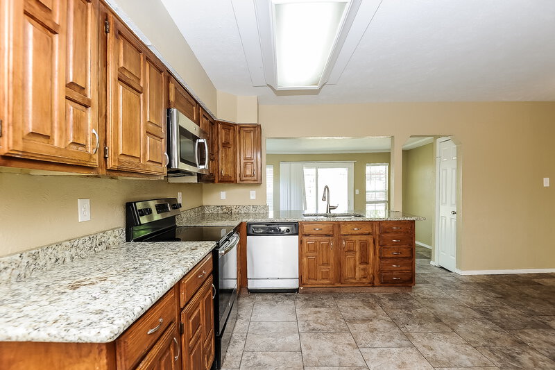 2,050/Mo, 7109 Forestview Dr Arlington, TX 76016 Kitchen View 3