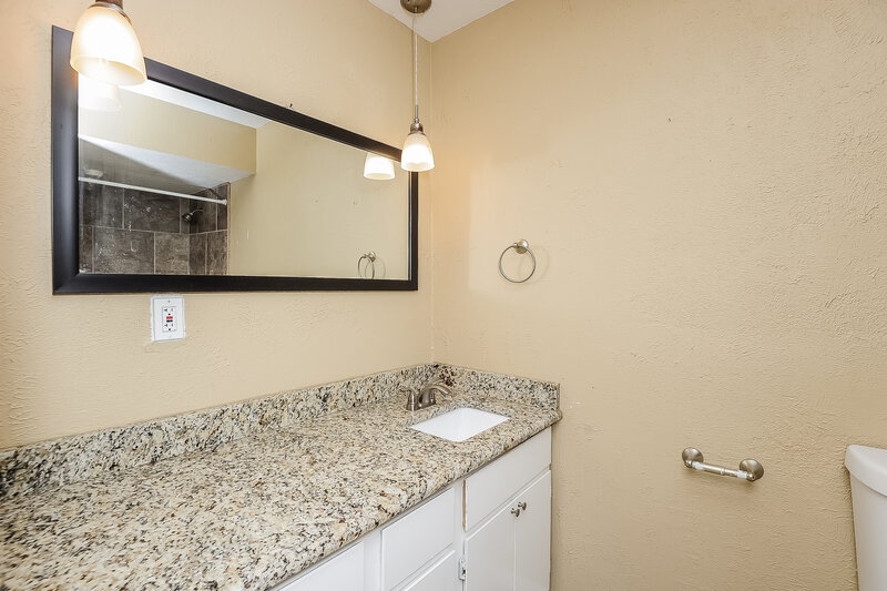 2,050/Mo, 7109 Forestview Dr Arlington, TX 76016 Master Bathroom View