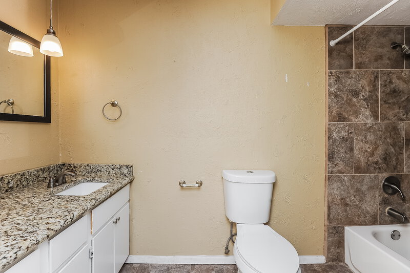 2,050/Mo, 7109 Forestview Dr Arlington, TX 76016 Master Bathroom View 2