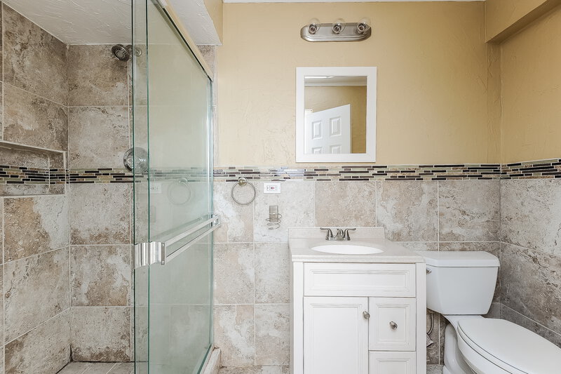 2,050/Mo, 7109 Forestview Dr Arlington, TX 76016 Bathroom View