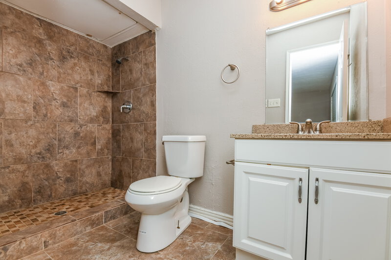 1,980/Mo, 6901 Glenwood Dr North Richland Hills, TX 76182 Main Bathroom View