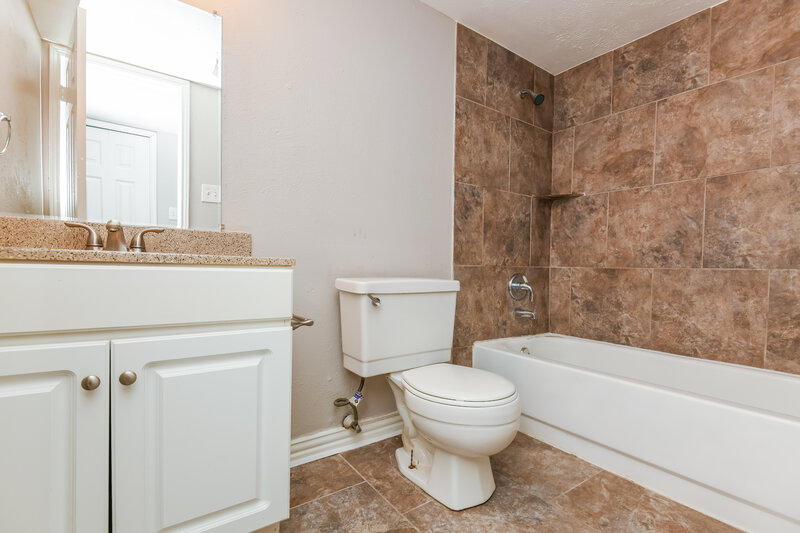 1,980/Mo, 6901 Glenwood Dr North Richland Hills, TX 76182 Bathroom View
