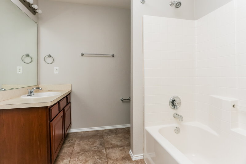 2,020/Mo, 9715 Checota Dr Dallas, TX 75217 Bathroom View