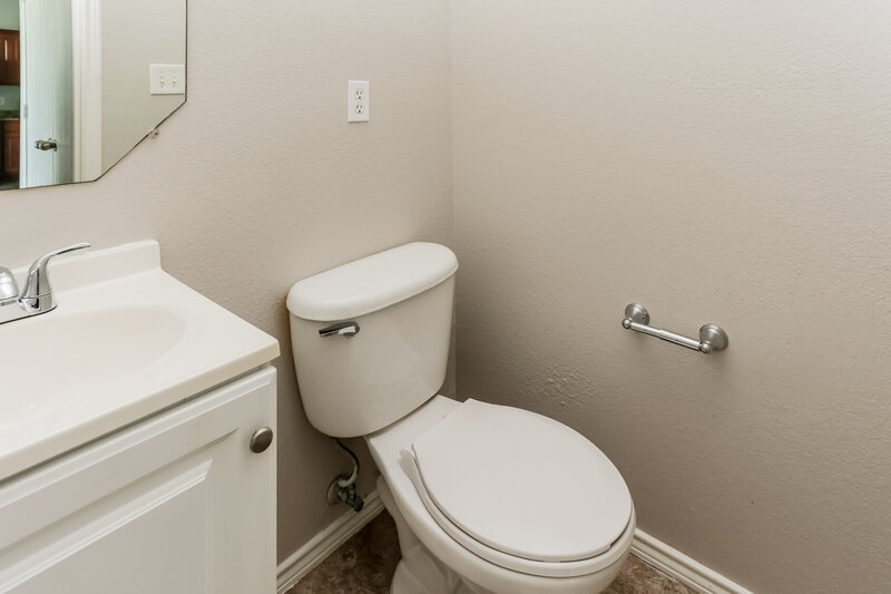 2,020/Mo, 9715 Checota Dr Dallas, TX 75217 Bathroom View 3