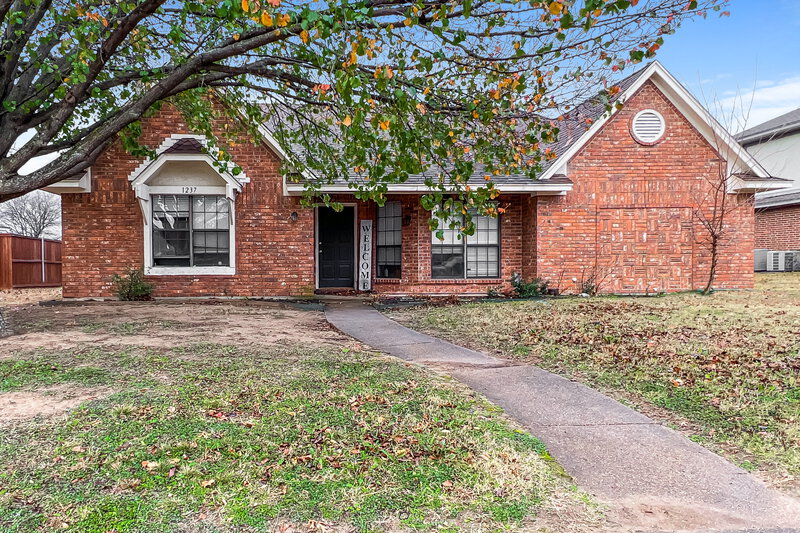 2,255/Mo, 1237 Essex Dr DeSoto, TX 75115 External View