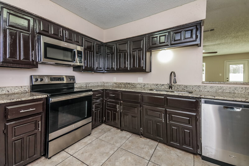 1,740/Mo, 4900 Chickadee Dr Balch Springs, TX 75180 Kitchen View 2
