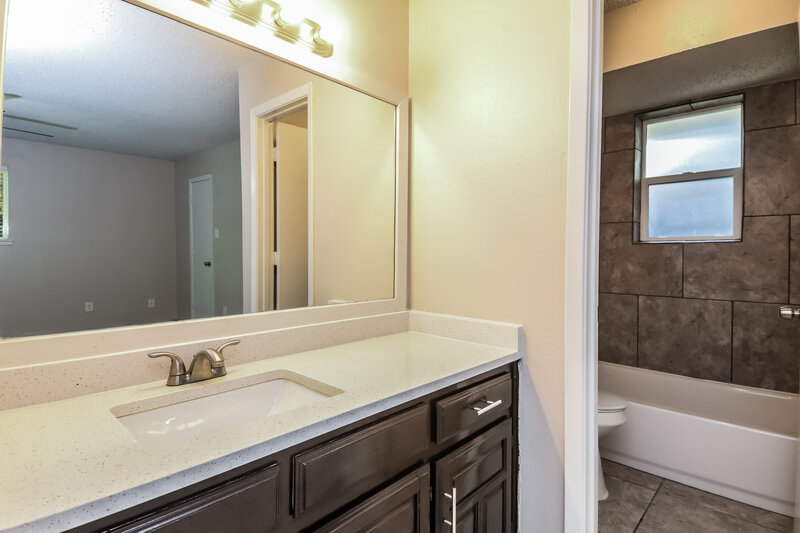 1,740/Mo, 4900 Chickadee Dr Balch Springs, TX 75180 Main Bathroom View