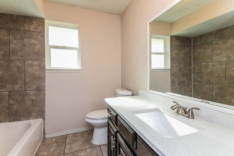 1,740/Mo, 4900 Chickadee Dr Balch Springs, TX 75180 Bathroom View 2
