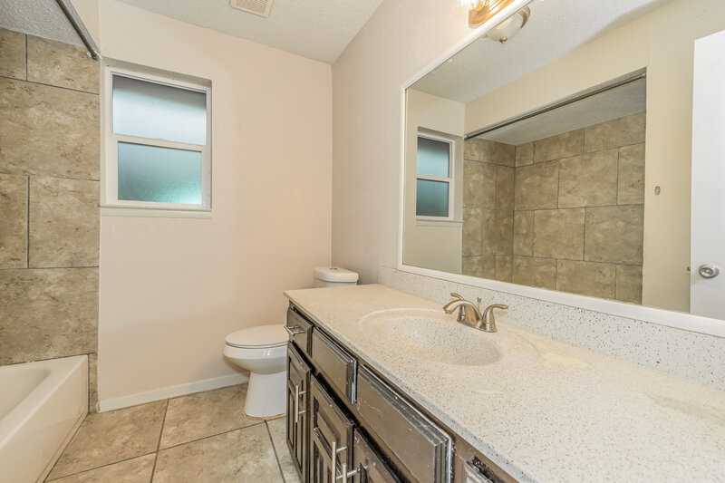 1,740/Mo, 4900 Chickadee Dr Balch Springs, TX 75180 Bathroom View 3