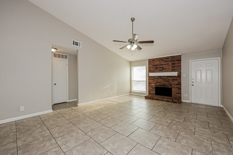 2,190/Mo, 4214 Worth Forest Dr Arlington, TX 76016 Living Room View