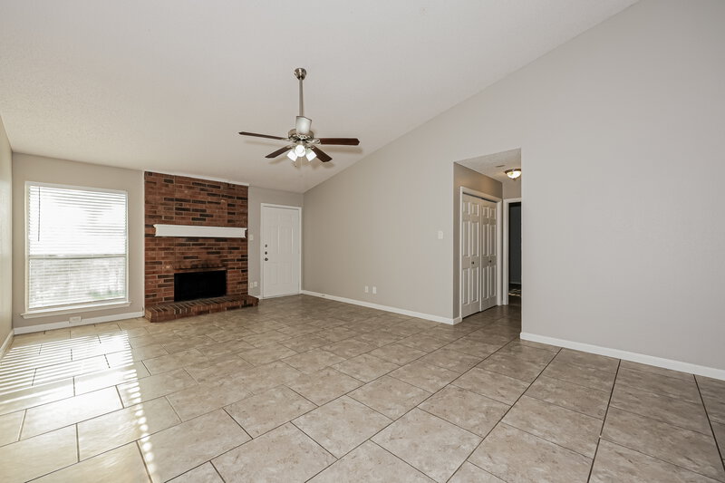 2,190/Mo, 4214 Worth Forest Dr Arlington, TX 76016 Living Room View 3