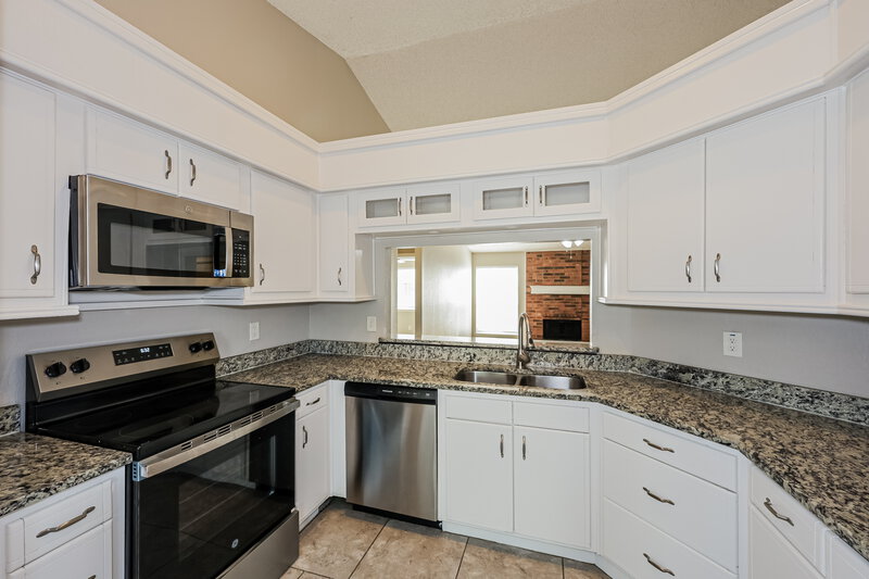 2,190/Mo, 4214 Worth Forest Dr Arlington, TX 76016 Kitchen View