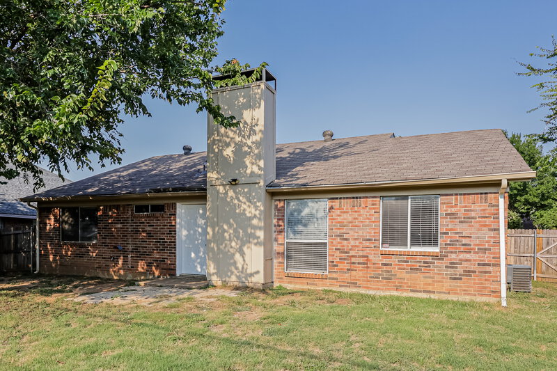2,190/Mo, 4214 Worth Forest Dr Arlington, TX 76016 Rear View